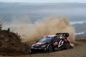 Kalle Rovanperä arrebata el liderato del Rally de Chile a Elfyn Evans con un gran pilotaje bajo la niebla