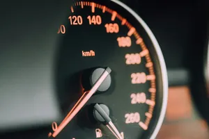 Límite de velocidad de 140 km/h en España, el nuevo bulo que toma forma tras la señal verde y la cuarta luz en los semáforos