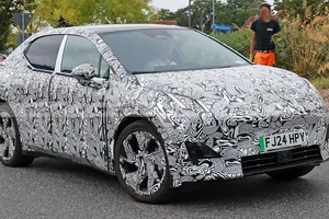 Lo nuevo de Lynk & Co se adelanta a BYD y Tesla en Europa, un tecnológico SUV que pierde camuflaje en estas fotos espía