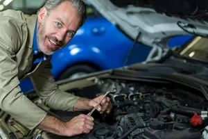 ¿Quieres ahorrar en mantenimiento? Este mecánico de Instagram te enseña a cambiar el aceite de tu coche en un minuto