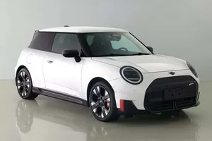 MINI Cooper JCW E, se revelan los primeros detalles oficiales del eléctrico más picante de la marca