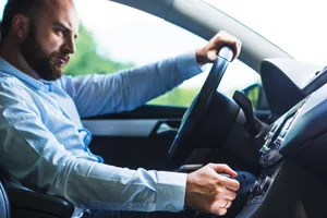 Estás usando mal los pedales del coche, esta es la forma correcta según la DGT