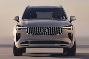 Todos los precios del nuevo Volvo XC90 2025, el renovado SUV presume de motores híbridos con hasta 455 CV