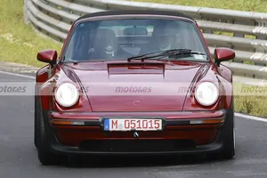 El Singer 930 Convertible brilla en estas fotos espía en Nürburgring con el estilo retro del 911 Cabrio de los 70