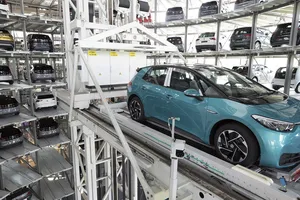 Volkswagen no sale de su propio laberinto, el fallido plan de ahorro lleva a medidas más extremas