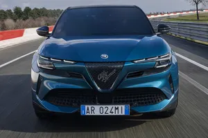 El Alfa Romeo Junior estrena una interesante versión híbrida sin renunciar a su estilo deportivo