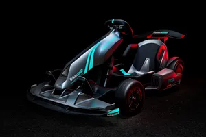 Este kart eléctrico es una locura, pero no por lo que crees, ¡puede usarse como simulador y como scooter autoequilibrado!