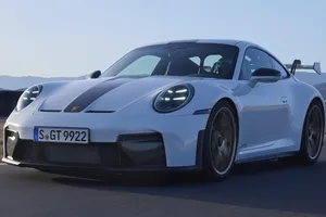 El Porsche 911 GT3 2025 se reinventa con dos versiones y una experiencia de conducción aún más radical