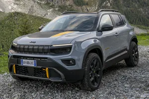 El nuevo Jeep Avenger 4xe con etiqueta ECO y tracción total se estrena en España junto a la edición limitada The North Face