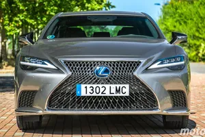 El Lexus LS estrena la gama 2025 con importantes novedades para recortar distancias con el Mercedes Clase S