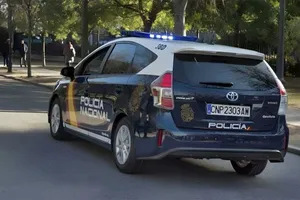 ¿Se puede adelantar a un coche de la Policía? Siempre se generan dudas o miedos, pero así debes hacerlo