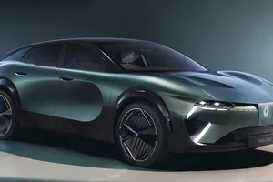 Renault Emblème, el sucesor del Talisman se transforma en un crossover deportivo con +1.000 km de autonomía