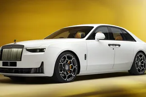 El nuevo Rolls-Royce Ghost también tiene un lado oscuro, donde el deseo de los más exigentes cobra vida