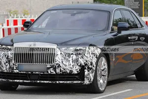 El Rolls-Royce Ghost reaparece en pruebas en Múnich, la lujosa berlina recibirá una nueva imagen en 2025