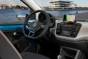 Si quieres una pantalla en el coche eléctrico más barato de Volkswagen te la vas tener que llevar de casa