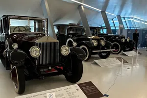 Zaragoza reúne 16 clásicos de Rolls-Royce en una exposición irrepetible