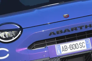 Abarth se niega a seguir la corriente híbrida (y algo más), cree en los eléctricos para ganar más clientes