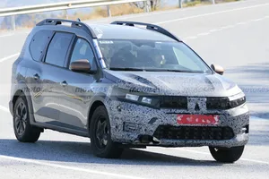 El Dacia Jogger será actualizado, primeras fotos espía de la renovación del coche barato de 7 plazas