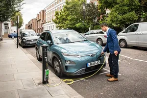 Así son las farolas que iluminan la ciudad y además cargan coches eléctricos, ¿por qué no las vemos en España?