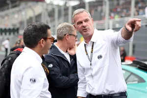 La FIA anuncia que el director de carrera de la F1 renuncia a su puesto… ¡y Niels Wittich lo niega!