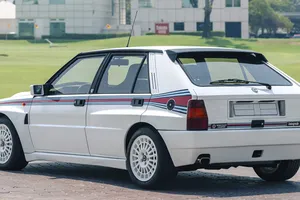 Una joya de los rallyes de los 90 sale a subasta, un raro Lancia Delta HF 'Martini 5' prácticamente como nuevo