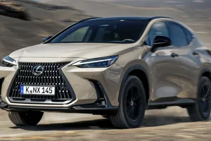 El Lexus NX Overtrail sube la apuesta, ahora con más de 300 CV y casi 100 km de autonomía eléctrica