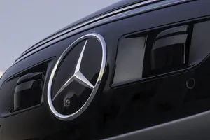 Filtrada una patente de Mercedes, un parabrisas que "se defiende de proyectiles" y no está lejos de ser real