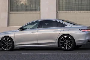 Lo comparan con el Mercedes Clase E, tiene etiqueta CERO y más de 2.500 € de descuento, así es la lujosa berlina premium en oferta