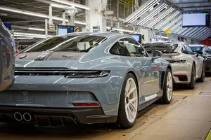 Porsche cambia de rumbo mientras las ventas de coches eléctricos se desaceleran, seguirán apostando en lo de toda la vida