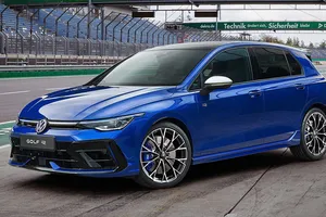 El nuevo Volkswagen Golf R 2025 ya tiene precios, llega el renovado deportivo con 333 CV junto a la versión Black Edition