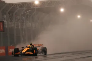 Lando Norris saca buen partido de una locura de mañana que se ceba con Verstappen y los españoles