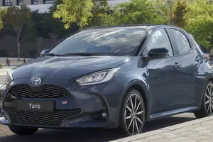 Toyota Yaris 2025, el icónico utilitario sube la apuesta con más estilo y la deportividad del nuevo GR Sport