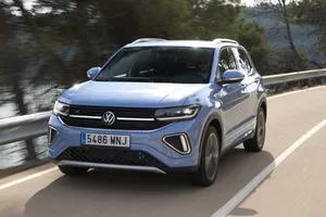 Italia - Octubre 2024: El Volkswagen T-Cross se acerca al MG ZS