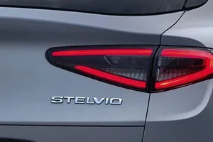 El nuevo Alfa Romeo Stelvio 2025 deja su primer destello, promete revolucionar y ya sabemos cuándo lo conocerás