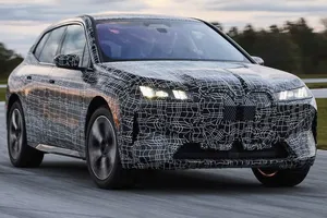 El BMW iX 2025 subirá la apuesta con más autonomía y confort, un líder sin tener que preocuparse del Audi Q8 e-tron