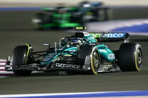 Un bronco Aston Martin AMR24 es incapaz de amilanar a Fernando Alonso en Losail