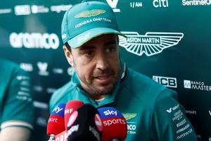 Fernando Alonso desmiente los rumores sobre el Aston Martin AMR25