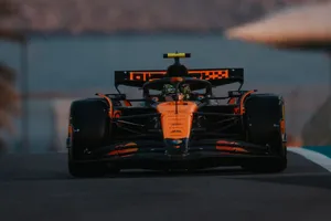 McLaren reafirma su favoritismo y mete presión a Ferrari liderando en Yas Marina