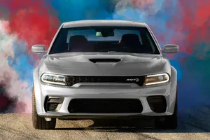 Dodge apuesta por un sistema de venta de la vieja escuela para su primer muscle car eléctrico, «poner el culo en el asiento»