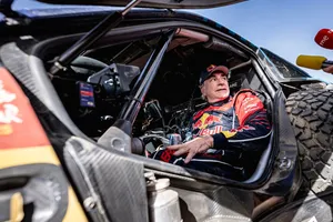 Carlos Sainz no está del todo contento con el primer día en el Dakar