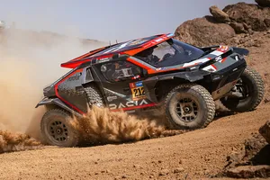 Golpe encima de la mesa de Cristina Gutiérrez y remontada de Carlos Sainz en la primera etapa del Dakar