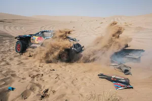 Carlos Sainz vuelca y Yazeed Al-Rajhi controla el día 1 de la supermaratón en una jornada para olvidar de los españoles