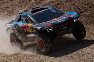 Nani Roma gana una estratégica décima etapa en el Dakar en coches y Daniel Sanders roza el Touareg en motos