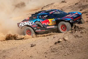 Nasser Al-Attiyah y Sébastien Loeb toman ventaja con Carlos Sainz tras un estratégico Prólogo del Dakar
