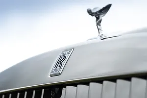 2024 consagra a Rolls-Royce con un modelo inesperado en el centro del éxito y anuncia un segundo eléctrico