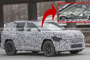 ¿Qué esconde Toyota? Cazamos al nuevo RAV4 2026 en unas misteriosas fotos espía junto a un Tesla Model Y