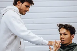 Carlos Sainz anticipa lo que quiere de Alex Albon: “Trato fácil, sin mierdas políticas y esas cosas”
