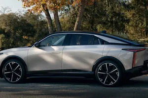 El nuevo DS Nº8 ya tiene precios en España, un lujoso eléctrico francés con hasta 750 km de autonomía