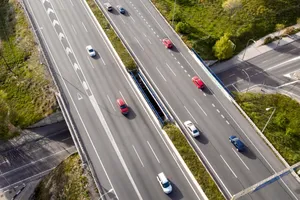Si circulas por el carril izquierdo a 120 km/h, ¿debes dejar pasar a otro vehículo más rápido?