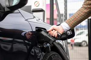 Renault se sube al carro de Tesla, creará su propia red de carga ultrarrápida abierta al resto de marcas